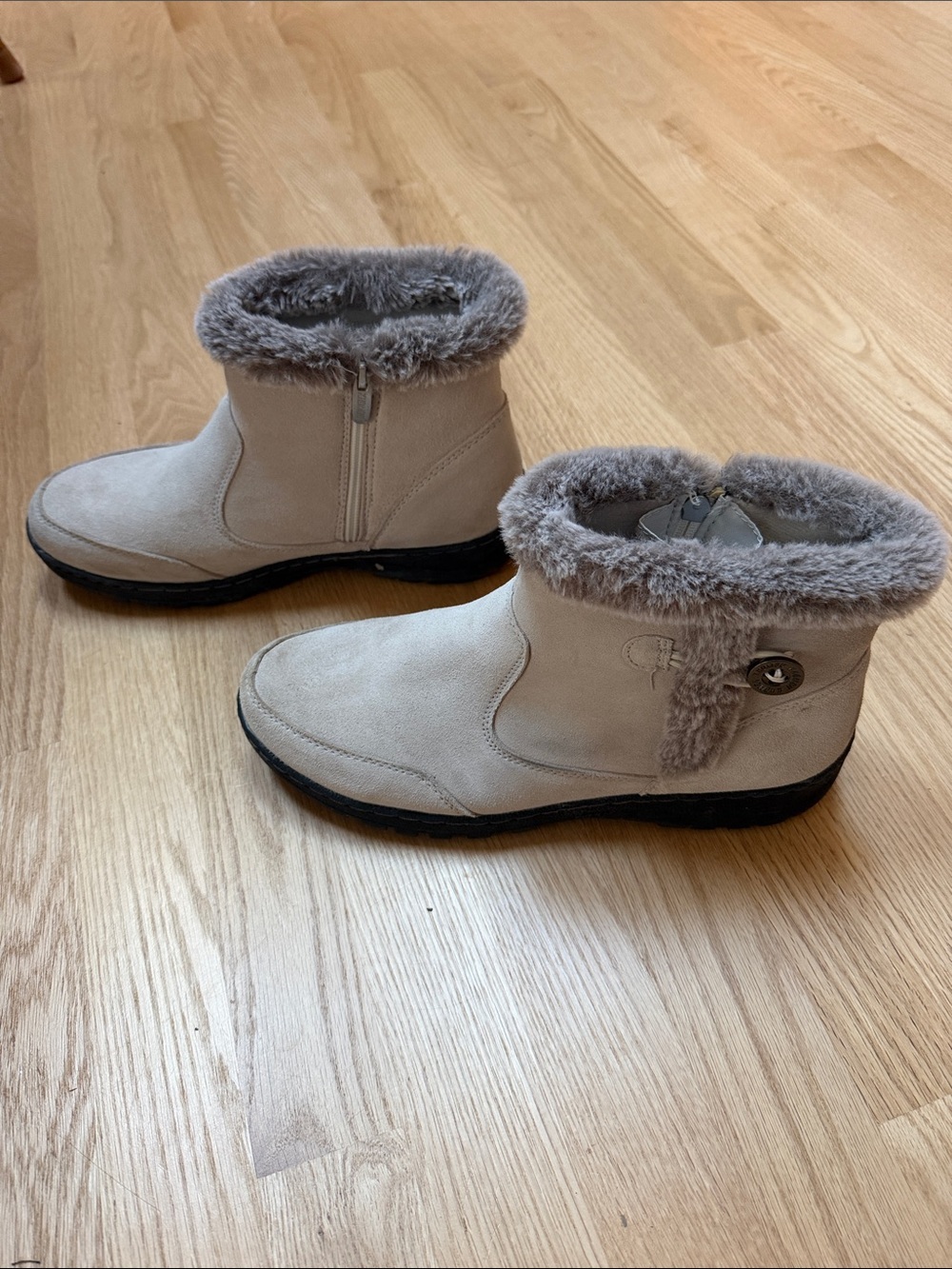 Khombu Women's Light Gray Faux-Fur Winter Ankle Boots